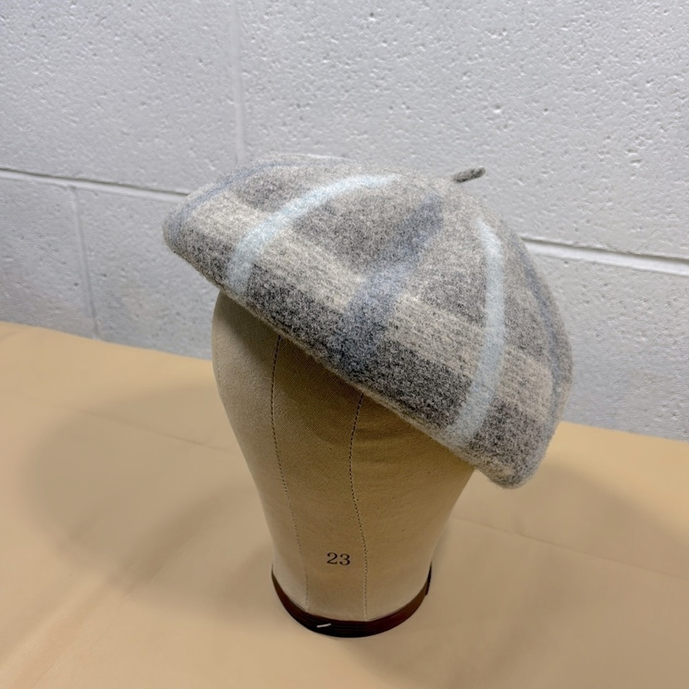 Hundred percent wall, Canadian hat, French barrette​​​​​​​​​​